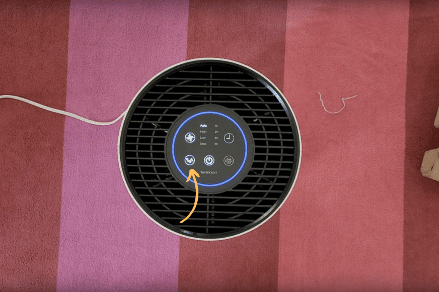 Die Taste für die Ionisator-Funktion auf dem Silvercrest SLR 30 A1 Luftreiniger ist eingekreist